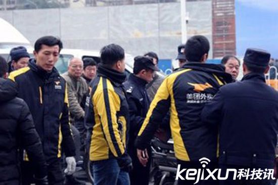 美團武漢街頭大戰餓了么 一人被送醫