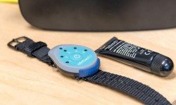 vr眼鏡看久了會頭暈怎么辦？這款手環(huán)能緩解動暈癥狀