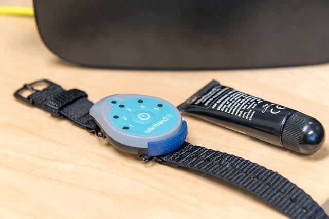 VR玩多了頭暈怎么破?請戴好這款手環電擊自己 VR玩多了頭暈怎么破?請戴好這款手環電擊自己