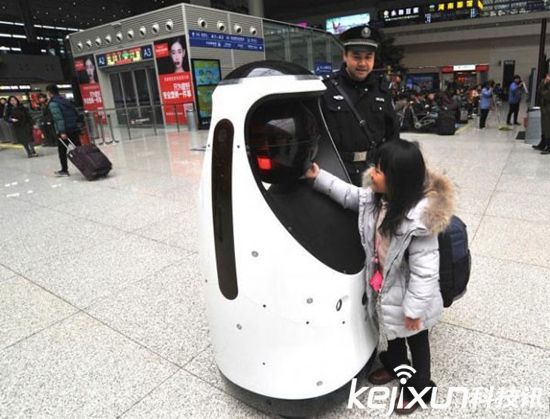 全國首款警察機(jī)器人 在鄭州高鐵站正式執(zhí)行巡邏任務(wù)