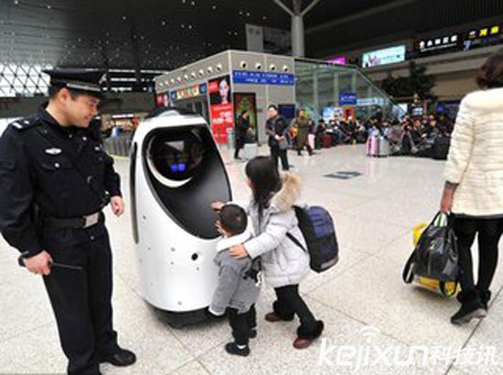 全國首款警察機(jī)器人 在鄭州高鐵站正式執(zhí)行巡邏任務(wù)