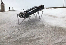 全地形機器人冰上尬舞 險些“失足”