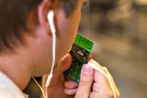 續航一輩子 全球首款無電池手機誕生！