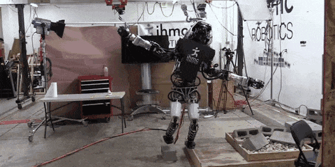 波士頓動力機(jī)器人跪了！搬箱子不成反摔倒