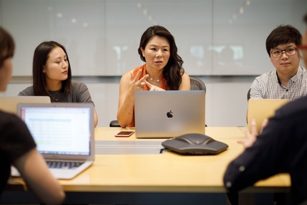 蘋果中國女老大現(xiàn)身上海：與中國員工面對面交流