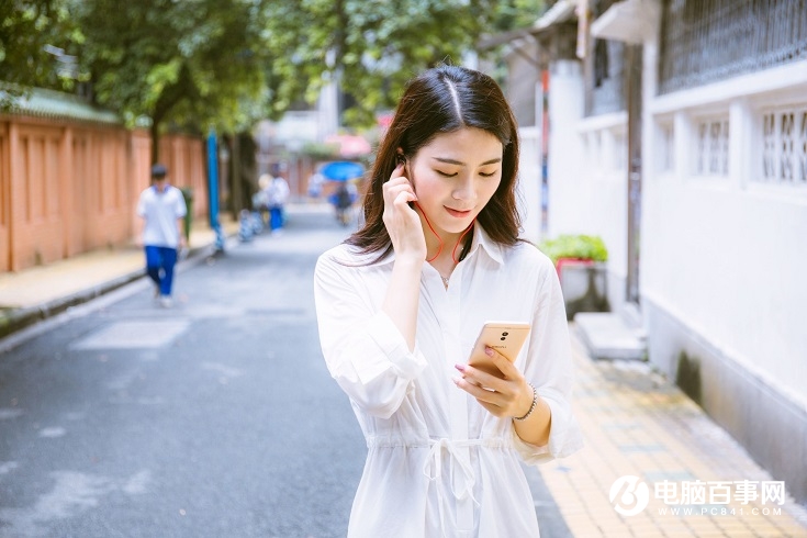 魅藍EP52耳機如何?魅藍EP52美女體驗圖賞