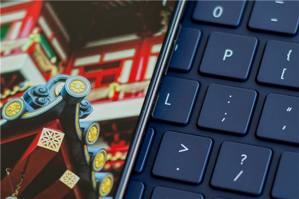 華為Mate10保時(shí)捷設(shè)計(jì)上手:顏值大贊