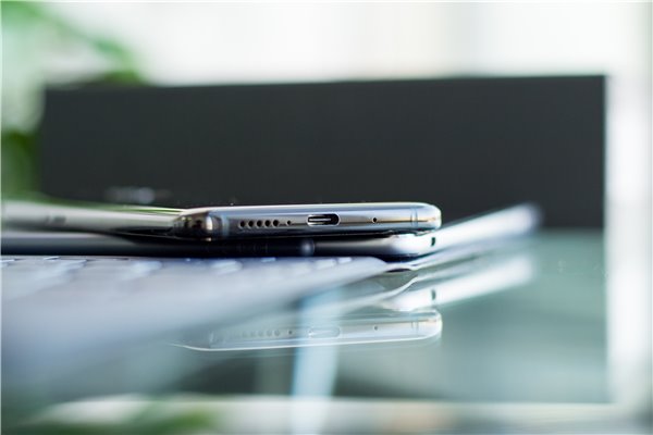 華為Mate10保時(shí)捷設(shè)計(jì)上手:顏值大贊