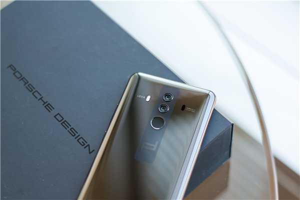 華為Mate10保時(shí)捷設(shè)計(jì)上手:顏值大贊