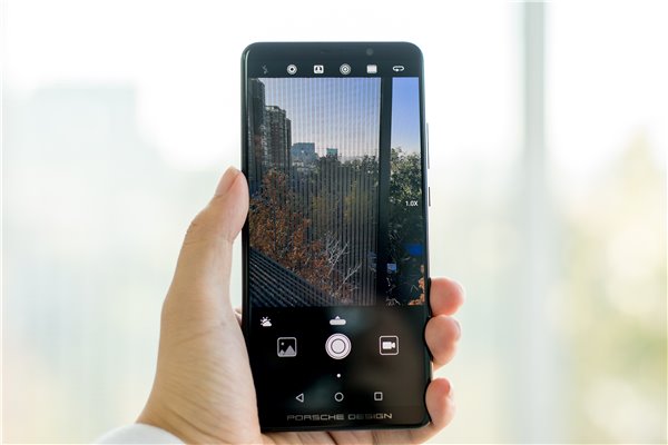 華為Mate10保時(shí)捷設(shè)計(jì)上手:顏值大贊