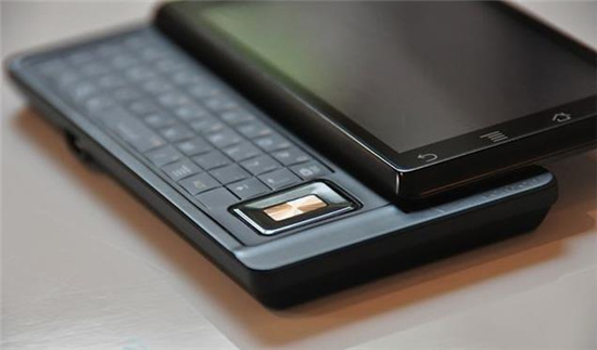 回味經典!摩托羅拉CES上推出側滑鍵盤模塊