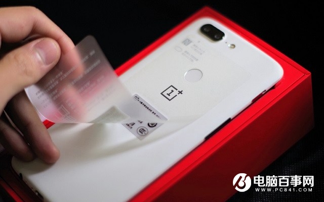 讓人愛不釋手！一加5T砂巖白限量版開箱圖賞