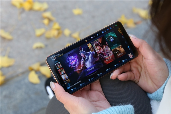 男子車禍?zhǔn)軅颉锻跽邩s耀》止痛 網(wǎng)友：輸了是不是更痛？