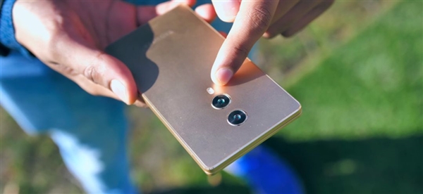 國產(chǎn)真全面屏手機MIX4亮相：設計真討巧！