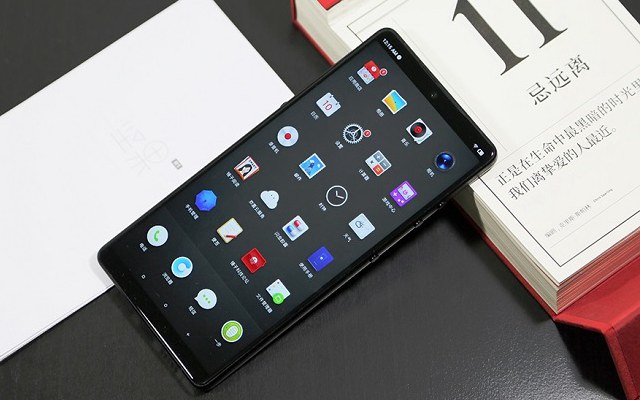 堅果R1白色和黑色哪個好看?堅果R1黑白雙色對比