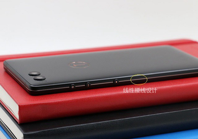 堅果R1白色和黑色哪個好看?堅果R1黑白雙色對比