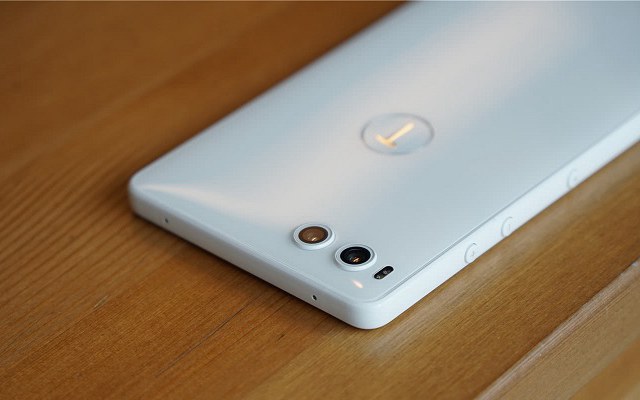 最美白色手機(jī) 堅(jiān)果R1白色開箱圖賞