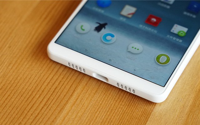 最美白色手機(jī) 堅(jiān)果R1白色開箱圖賞