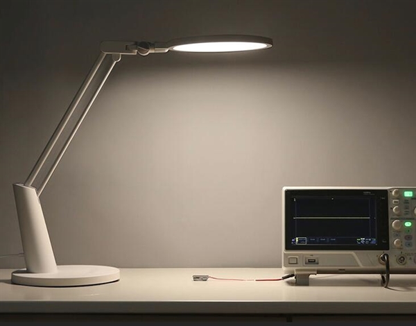 小米眾籌Yeelight智能護眼臺燈在京東首發 499元。