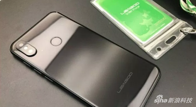 外媒：小米8在設計上模仿了蘋果的iPhone X