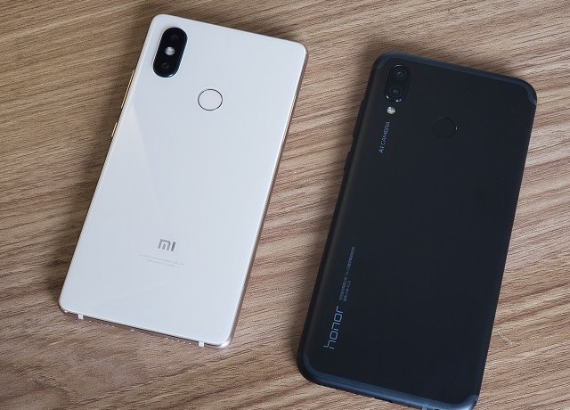 小米8SE和榮耀Play對比圖賞 外觀哪個好看？