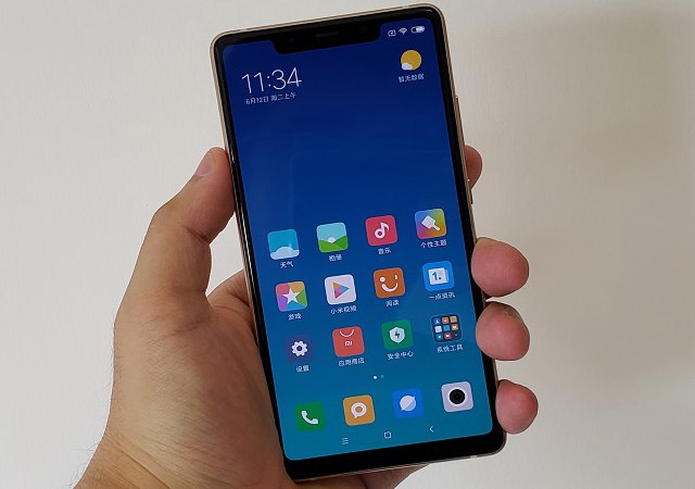 小米8SE和榮耀Play對比圖賞 外觀哪個好看？