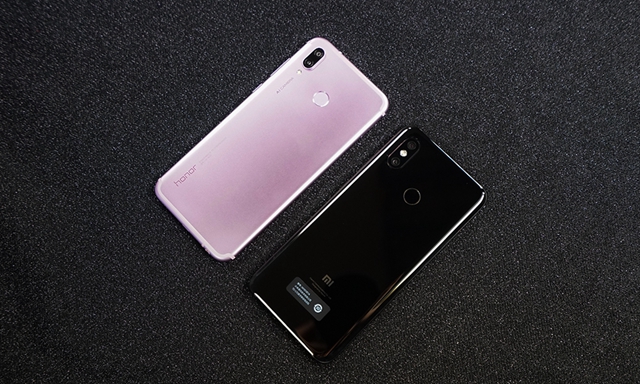 誰更適合年輕玩家？榮耀Play對比小米8評測