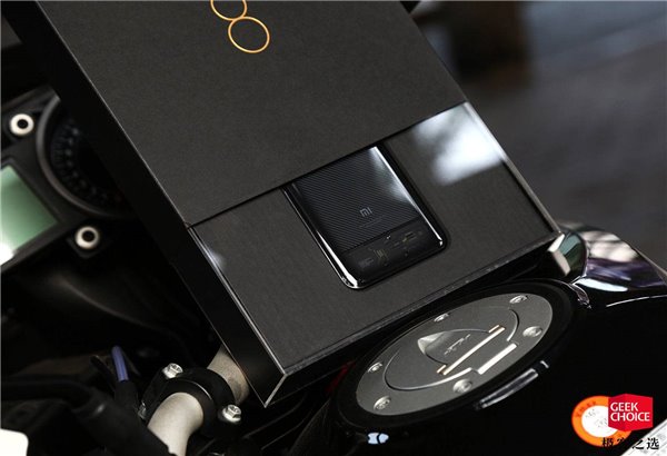 小米8透明探索版上手：最酷的小米手機