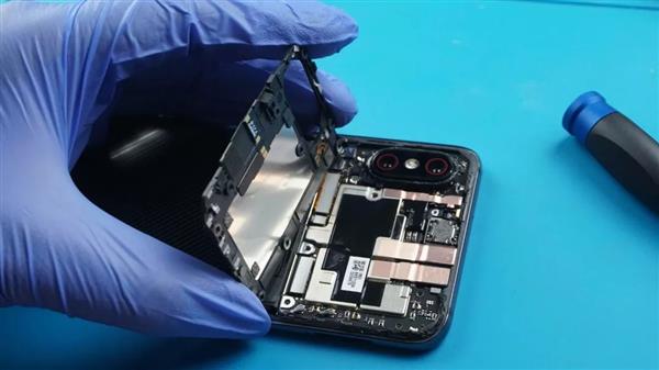 小米8透明探索版不完全拆解：我們發現了一個秘密
