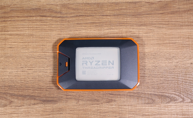 AMD線程撕裂者2990WX開箱圖賞 32核最強(qiáng)CPU來襲!