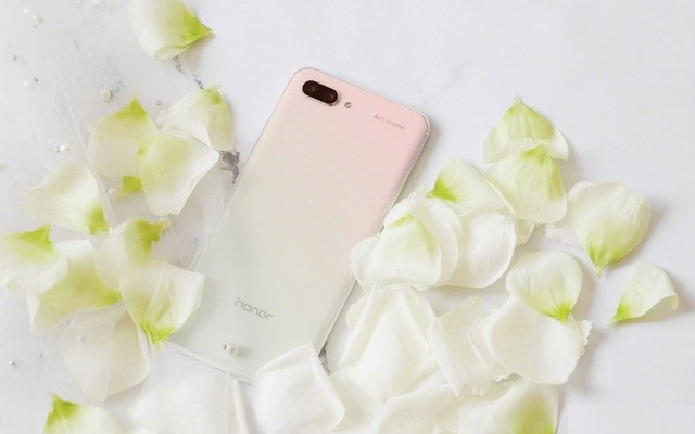 榮耀10GT鈴蘭白圖賞 外觀簡約時尚，顏值高