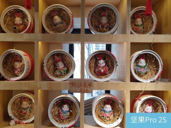 堅果Pro2s和小米8se哪個好？堅果Pro2s對比小米8se區別評測