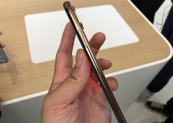 iPhone XS金色版真機圖賞 COP封裝劉海屏