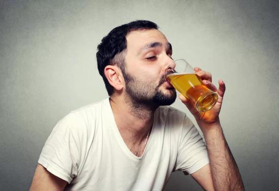 喝口啤酒壓壓驚。圖片來源:圖蟲創意