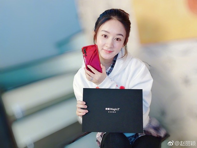 趙麗穎曬榮耀Magic2真機 漸變紅更好看 