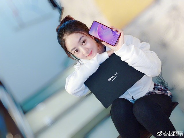 趙麗穎曬榮耀Magic2真機 漸變紅更好看 