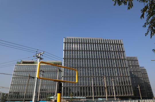 2018年10月20日,記者來到位于海淀區(qū)上地的小米科技園,看到小米北京新總部周邊路牌尚有待完善 圖片來源 每經(jīng)記者 劉春山 攝