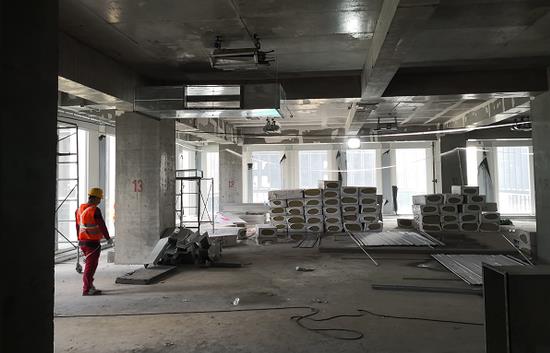 2018年10月20日,位于海淀區(qū)上地的小米科技園大樓內(nèi)部,工人還在施工 圖片來源:每經(jīng)記者 劉春山 攝