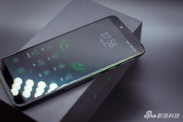 邊框切面的綠色質(zhì)感不錯(cuò)