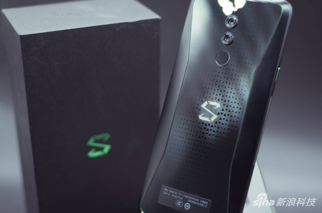 背面少了秀肌肉的部分，更為簡(jiǎn)練