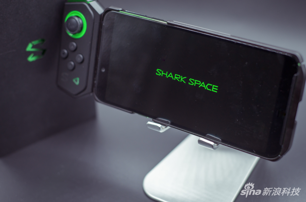 帶上保護殼和游戲手柄的黑鯊Helo