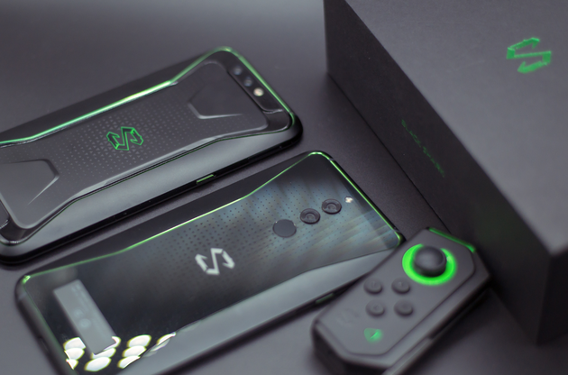 黑鯊Helo有著更簡(jiǎn)練的背部設(shè)計(jì)