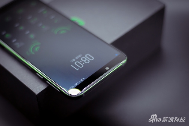 黑鯊Helo頂部和底部都配有揚聲器