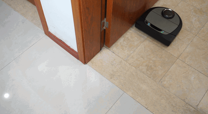 D7增加了側(cè)面的距離感應(yīng)器，可以沿著墻壁保持一定的距離平行打掃，避免磕碰。