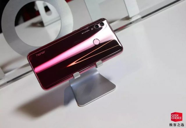 榮耀10青春版上手體驗：更高的屏占比，依舊騷氣十足漸變配色