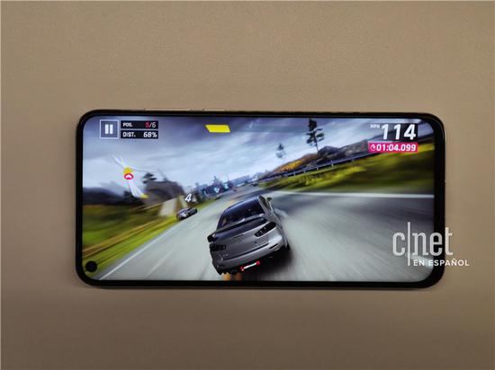 華為nova 4真機上手體驗：屏幕打孔設(shè)計 屏占比高達(dá)91.8%