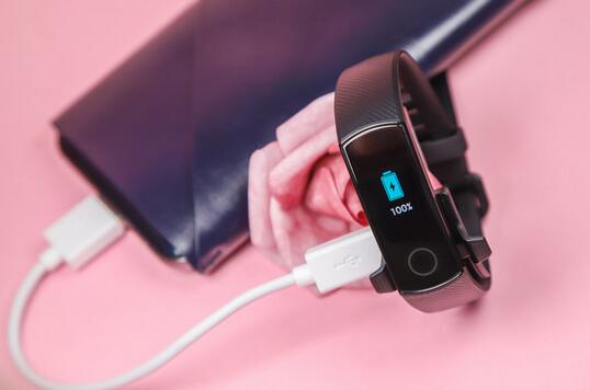 榮耀手環(huán)4如何充電？