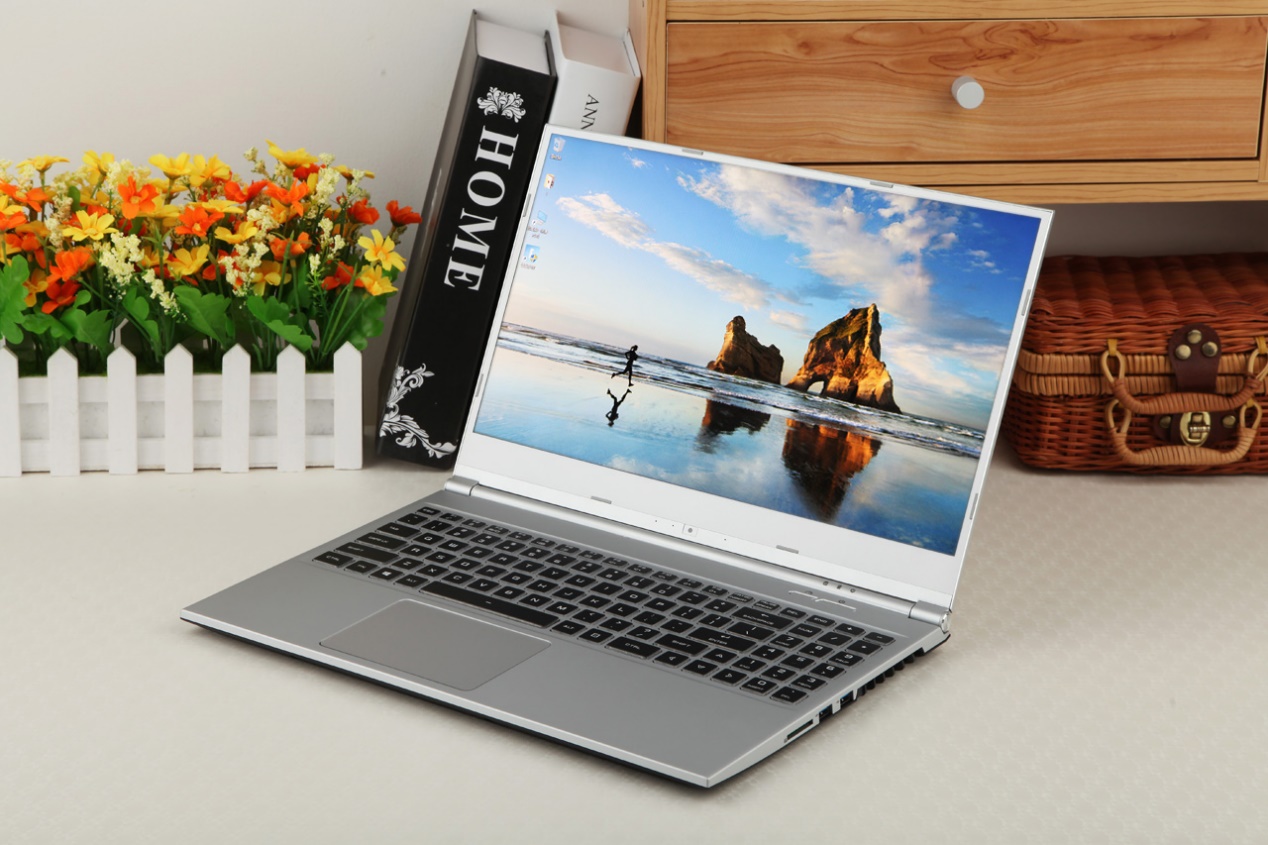 炫龍耀7000輕薄游戲本評測:輕薄的機身,窄邊框大視野!