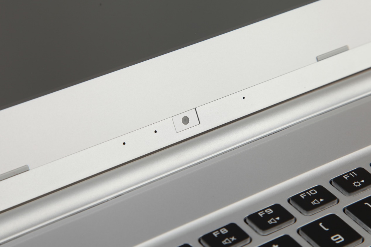 炫龍耀7000輕薄游戲本評測:輕薄的機身,窄邊框大視野!